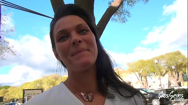 Cathy, une maman aux gros seins très coquine