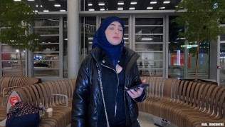 L’iranienne voil�e Nadja se fait d�foncer en anal dans les wc et dans un couloir pour payer l’avion