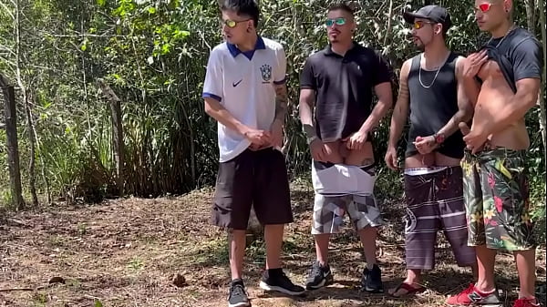 Suruba no mato com os amigos do futebol.