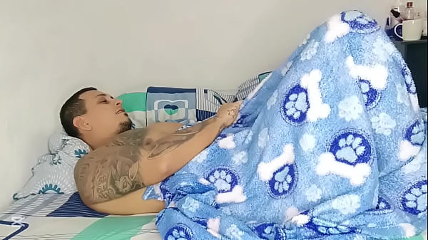 Mi hermanastra me descubre mientras me masturbo y decide ayudarme chupando verga y dejandome cogeme su culo en un sabroso anal